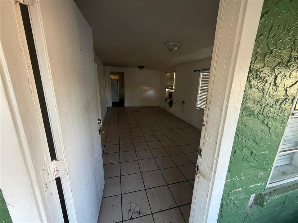 For Sale: $111,000 (5 beds, 1 baths, 946 Square Feet)