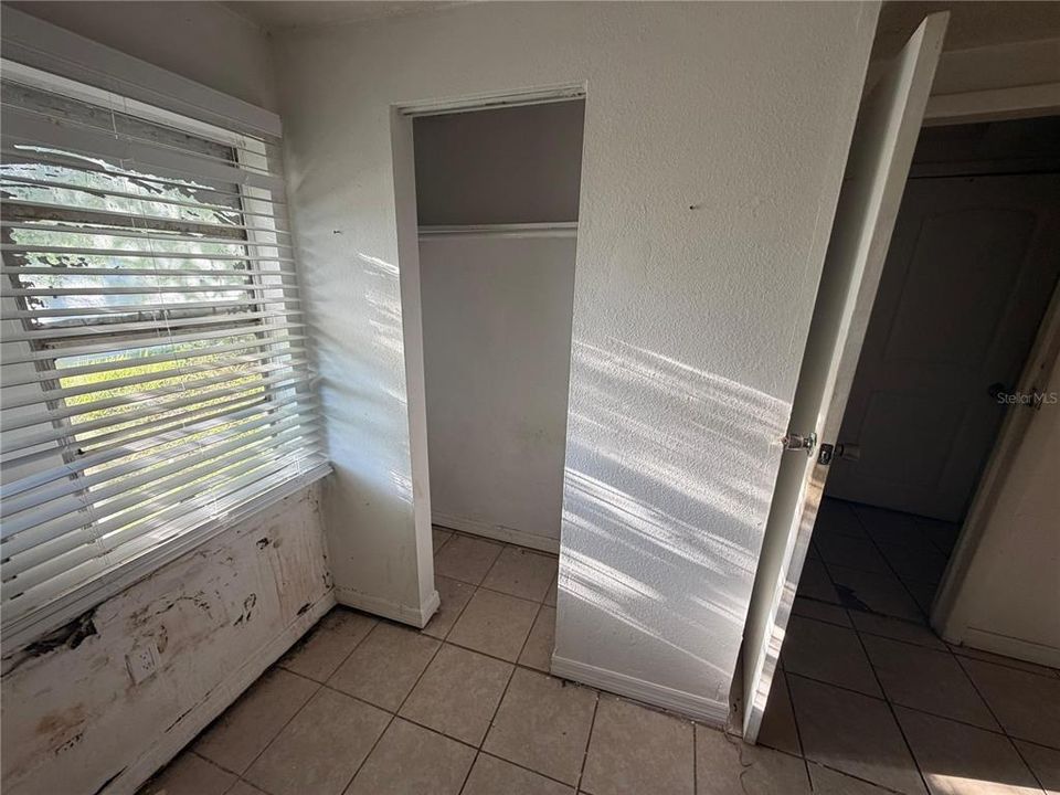 For Sale: $111,000 (5 beds, 1 baths, 946 Square Feet)
