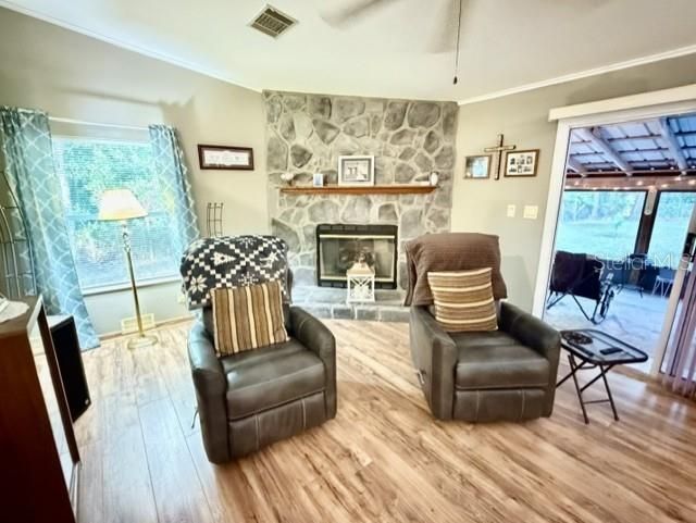 For Sale: $189,000 (2 beds, 2 baths, 1038 Square Feet)