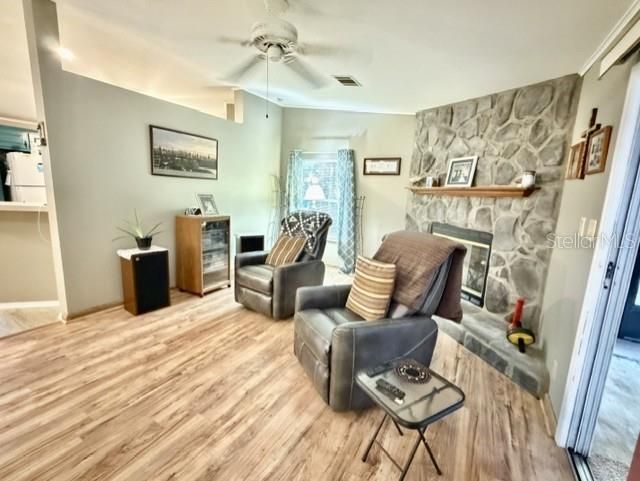 For Sale: $189,000 (2 beds, 2 baths, 1038 Square Feet)