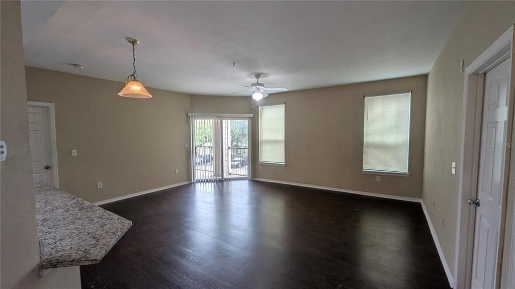 В аренду: $1,700 (2 спален, 2 ванн, 1031 Квадратных фут)
