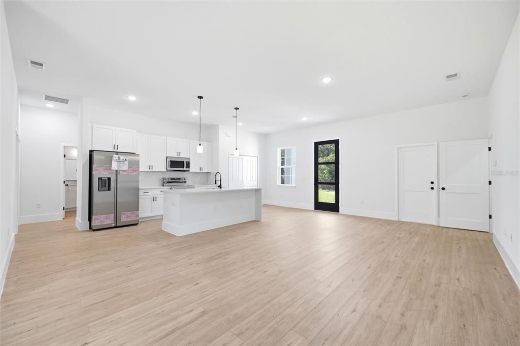 For Sale: $399,000 (4 beds, 2 baths, 1799 Square Feet)