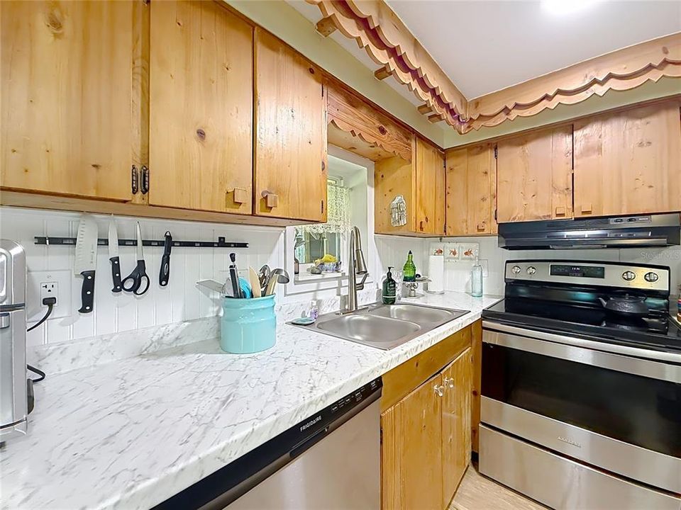 На продажу: $269,900 (2 спален, 2 ванн, 1098 Квадратных фут)