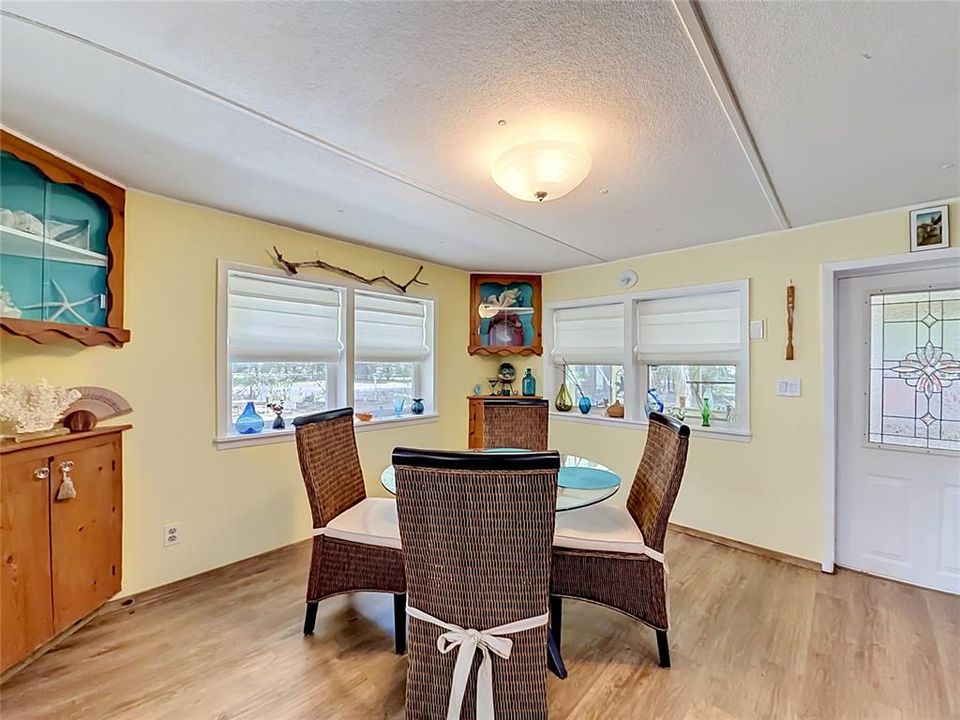 На продажу: $269,900 (2 спален, 2 ванн, 1098 Квадратных фут)