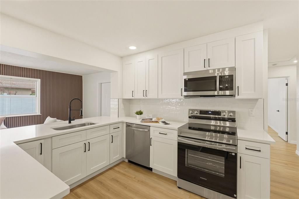 Под контрактом: $599,999 (3 спален, 2 ванн, 1804 Квадратных фут)