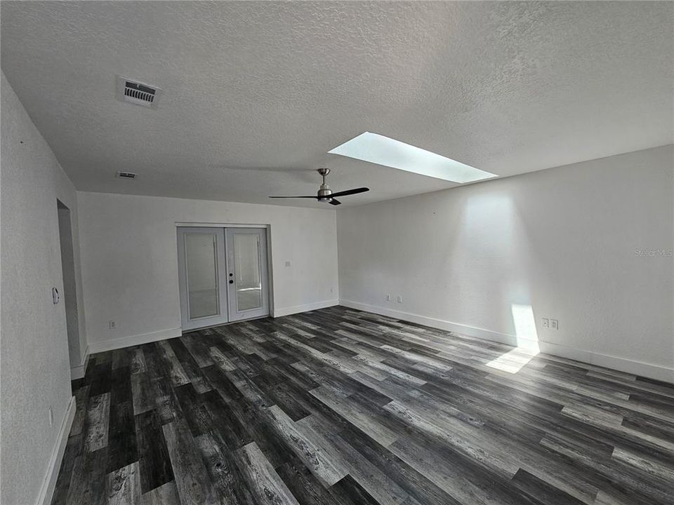 For Rent: $2,650 (3 beds, 1 baths, 1965 Square Feet)