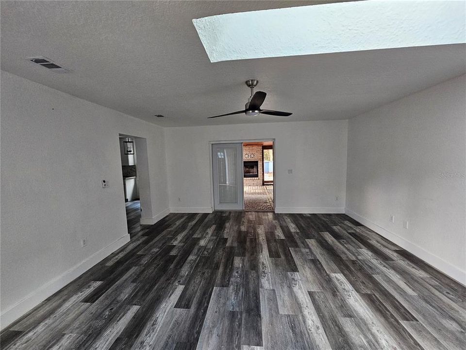For Rent: $2,650 (3 beds, 1 baths, 1965 Square Feet)