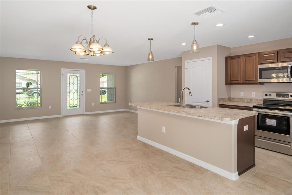 На продажу: $304,900 (3 спален, 2 ванн, 1482 Квадратных фут)
