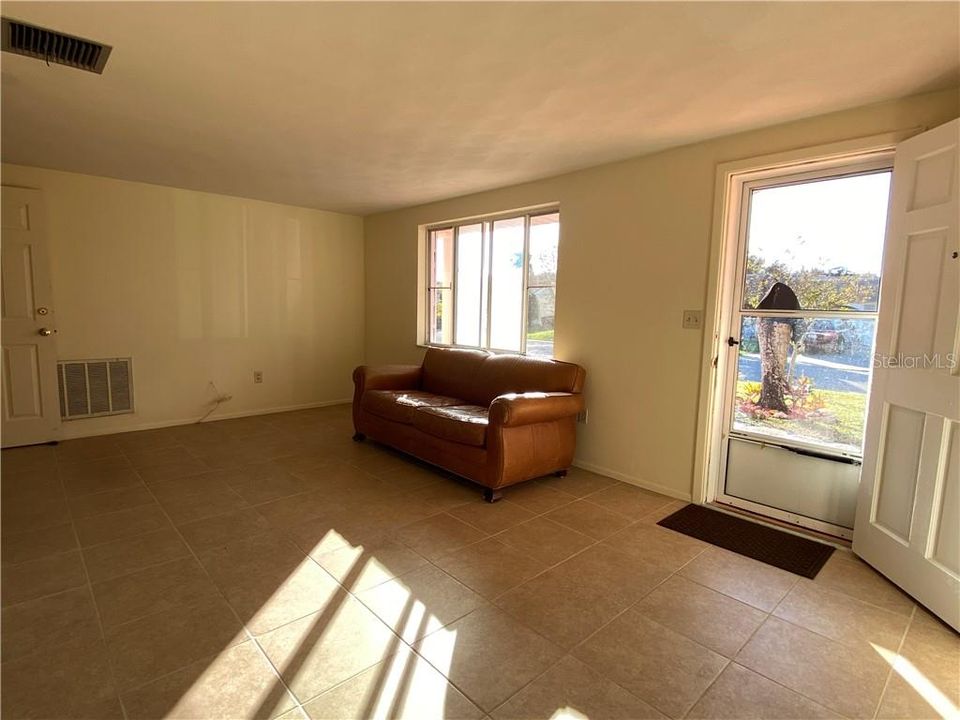 For Rent: $1,450 (2 beds, 1 baths, 1040 Square Feet)