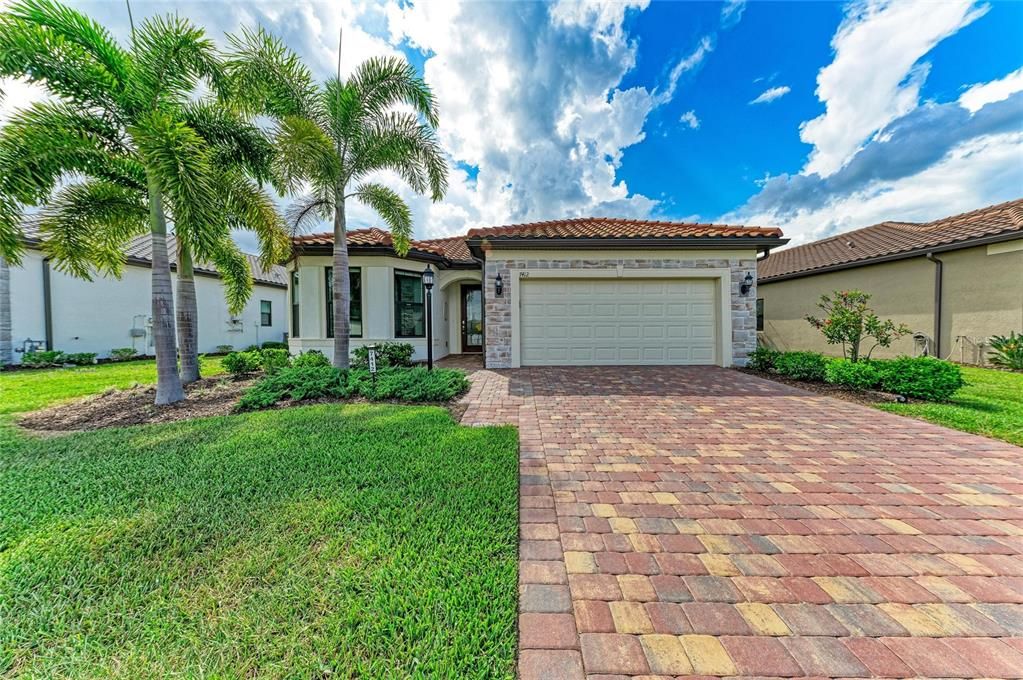 For Sale: $728,000 (3 beds, 2 baths, 2084 Square Feet)