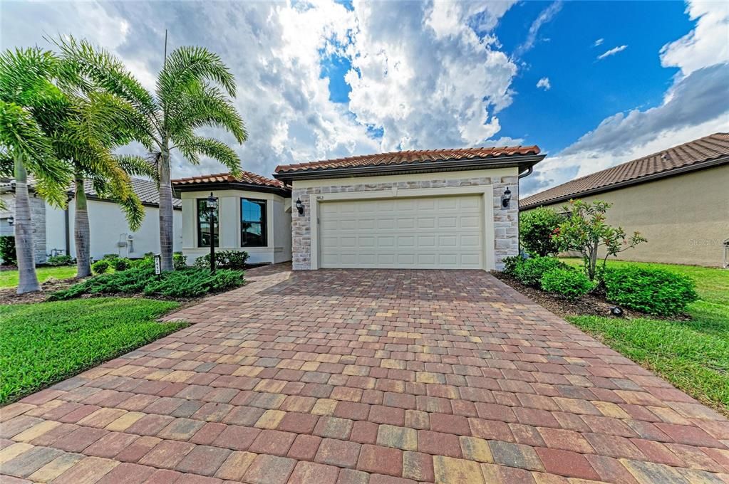 For Sale: $728,000 (3 beds, 2 baths, 2084 Square Feet)