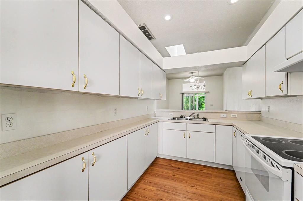 En Venta: $172,000 (2 camas, 2 baños, 986 Pies cuadrados)