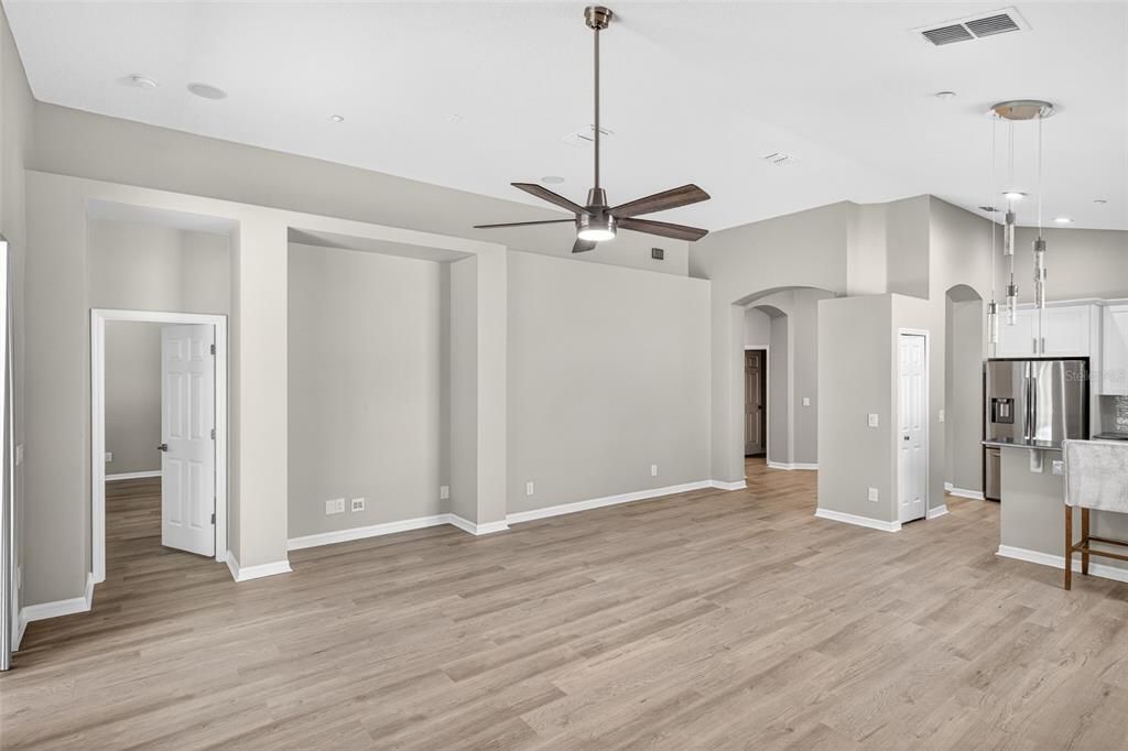 En Venta: $729,900 (4 camas, 3 baños, 2304 Pies cuadrados)