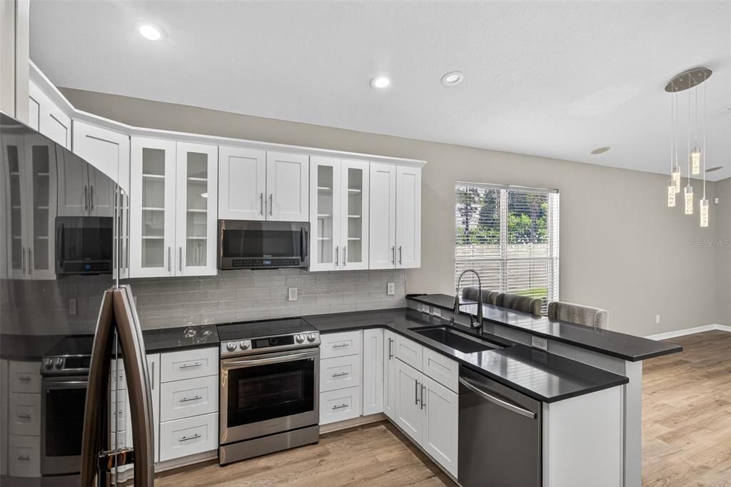 En Venta: $729,900 (4 camas, 3 baños, 2304 Pies cuadrados)