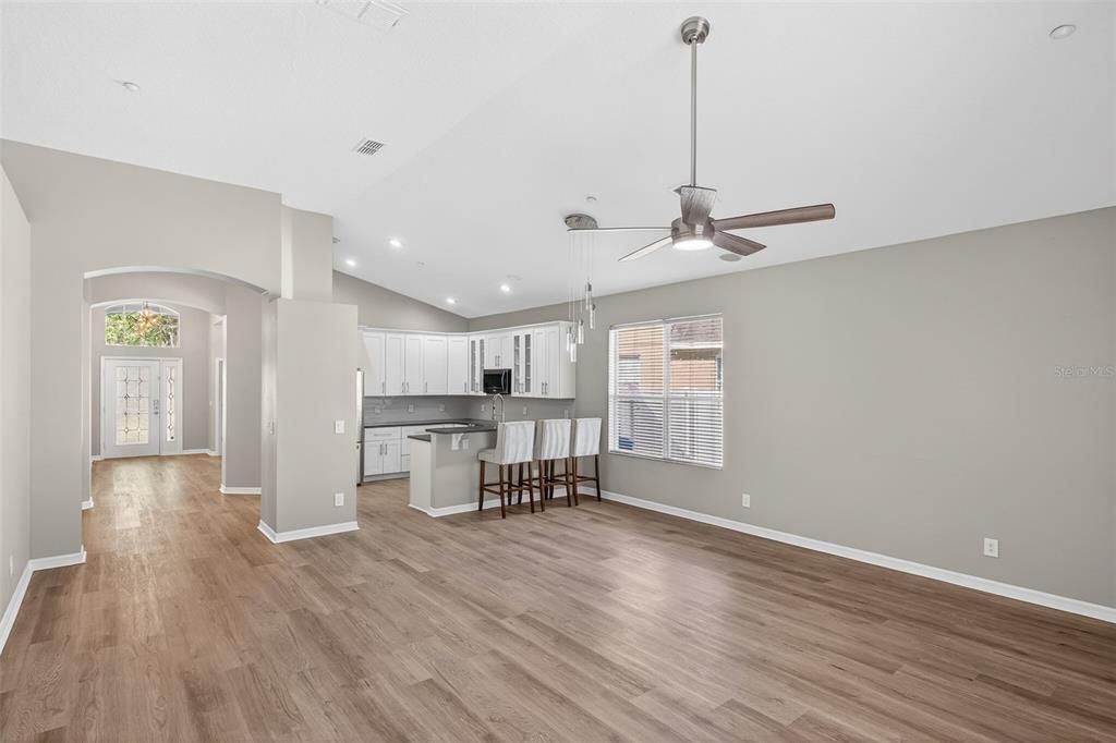 En Venta: $729,900 (4 camas, 3 baños, 2304 Pies cuadrados)