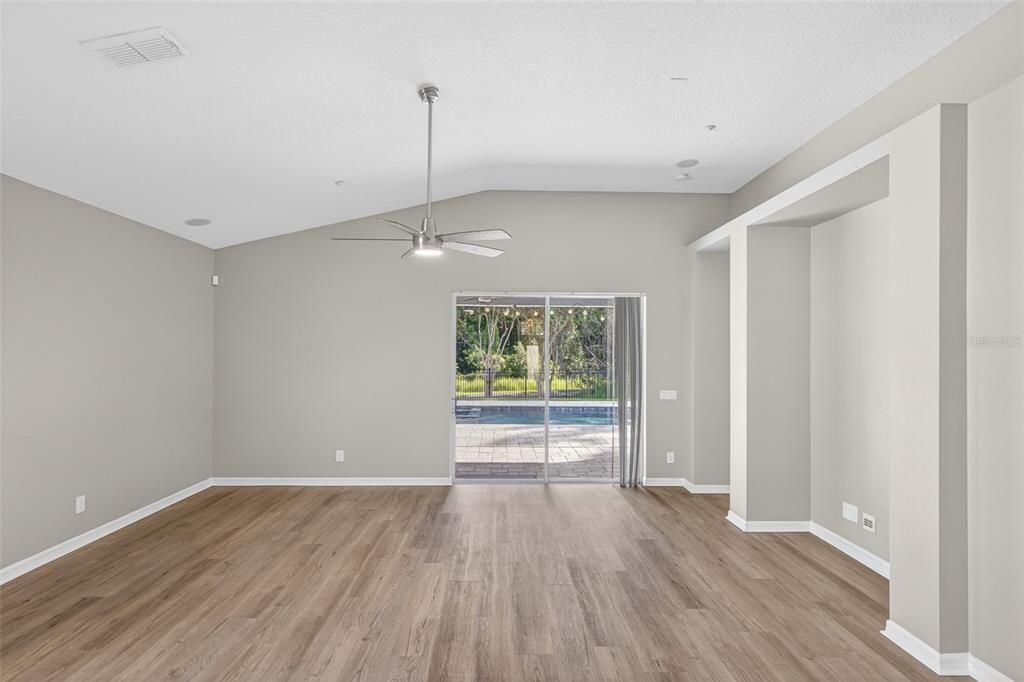 En Venta: $729,900 (4 camas, 3 baños, 2304 Pies cuadrados)