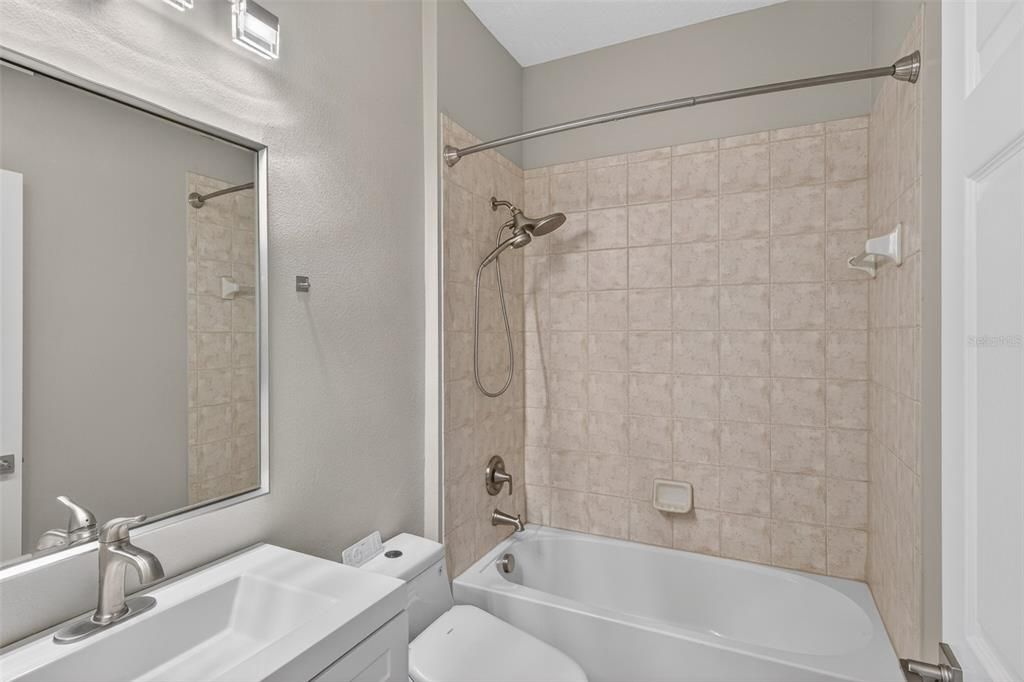 En Venta: $729,900 (4 camas, 3 baños, 2304 Pies cuadrados)