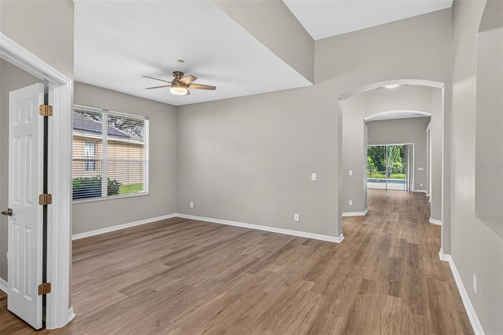 En Venta: $729,900 (4 camas, 3 baños, 2304 Pies cuadrados)