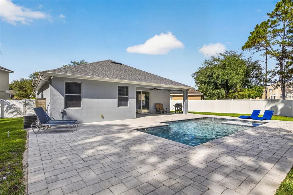 En Venta: $729,900 (4 camas, 3 baños, 2304 Pies cuadrados)
