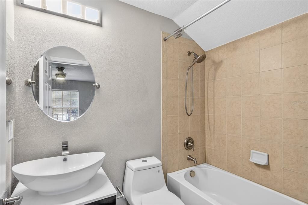 En Venta: $729,900 (4 camas, 3 baños, 2304 Pies cuadrados)