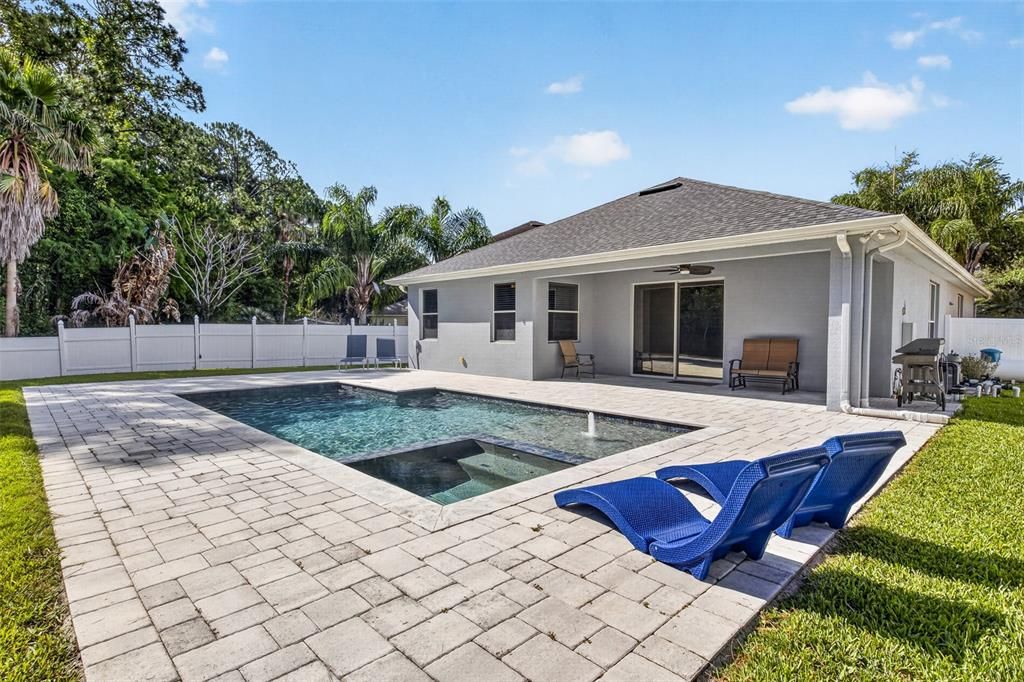 En Venta: $729,900 (4 camas, 3 baños, 2304 Pies cuadrados)