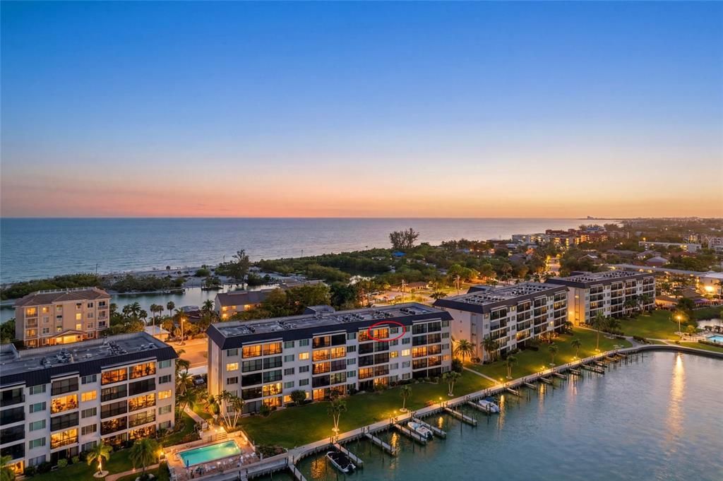 For Sale: $585,900 (2 beds, 2 baths, 1233 Square Feet)