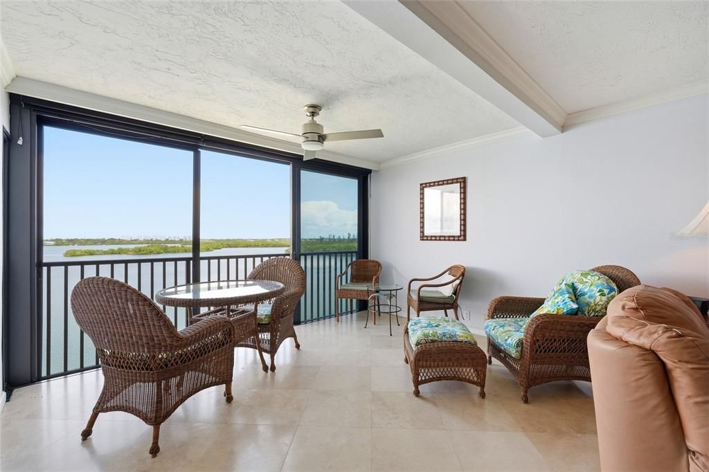 For Sale: $585,900 (2 beds, 2 baths, 1233 Square Feet)