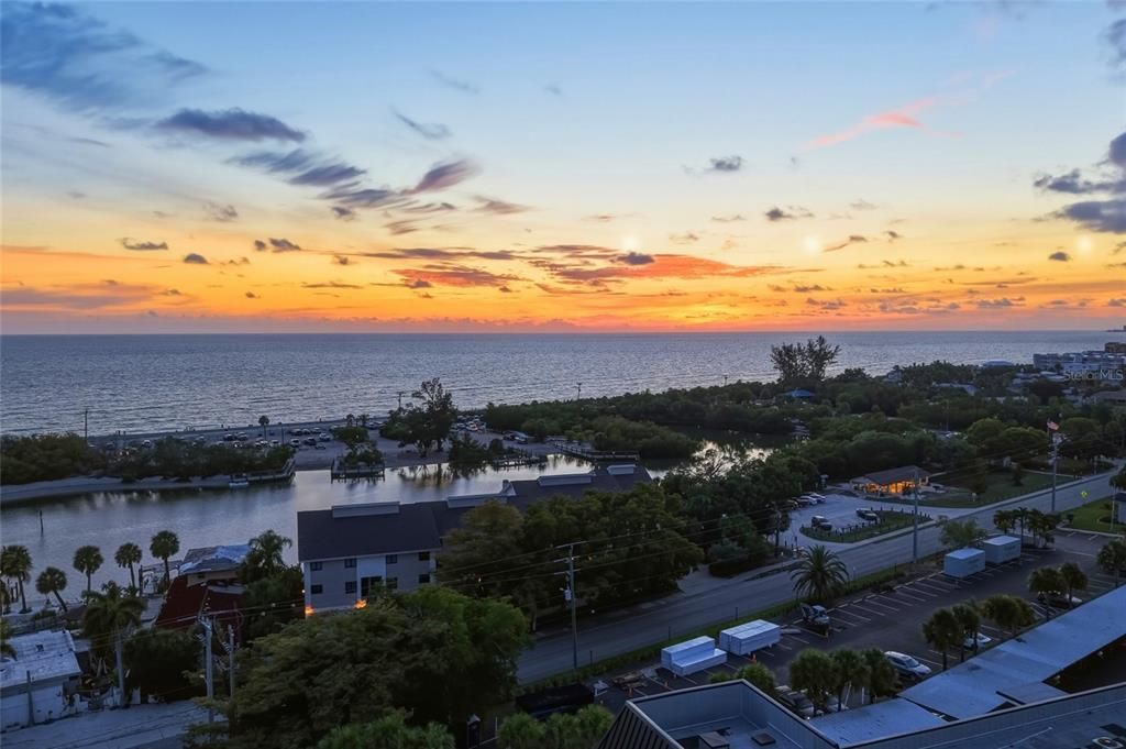 For Sale: $585,900 (2 beds, 2 baths, 1233 Square Feet)