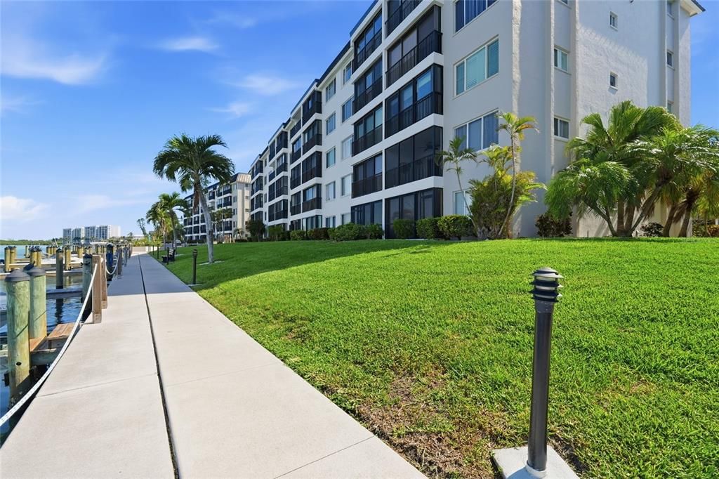 For Sale: $585,900 (2 beds, 2 baths, 1233 Square Feet)