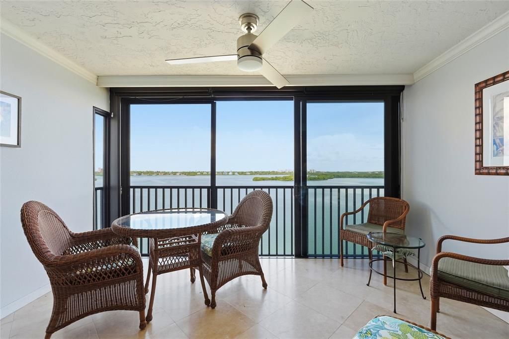 For Sale: $585,900 (2 beds, 2 baths, 1233 Square Feet)