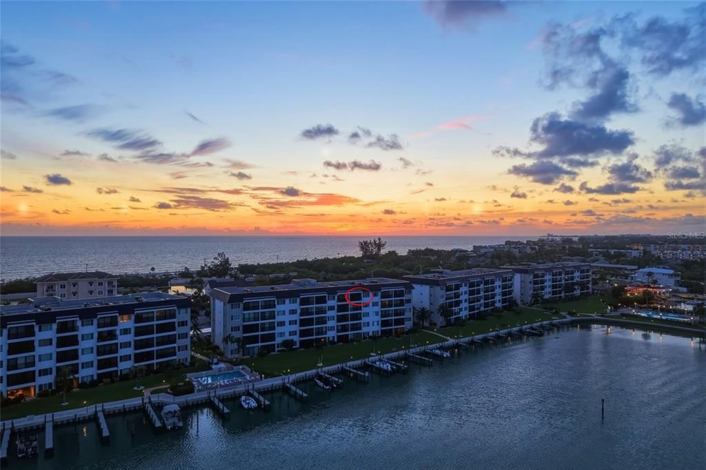 For Sale: $585,900 (2 beds, 2 baths, 1233 Square Feet)