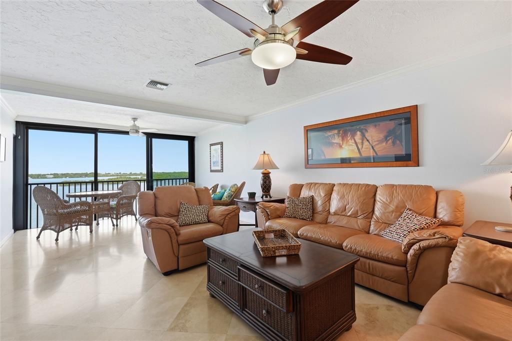 For Sale: $585,900 (2 beds, 2 baths, 1233 Square Feet)