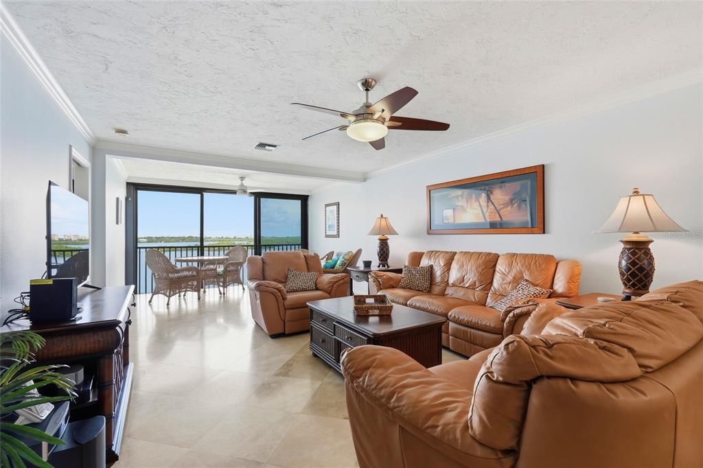 For Sale: $585,900 (2 beds, 2 baths, 1233 Square Feet)
