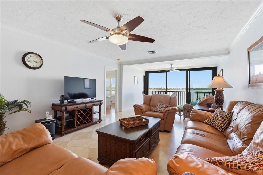 For Sale: $585,900 (2 beds, 2 baths, 1233 Square Feet)