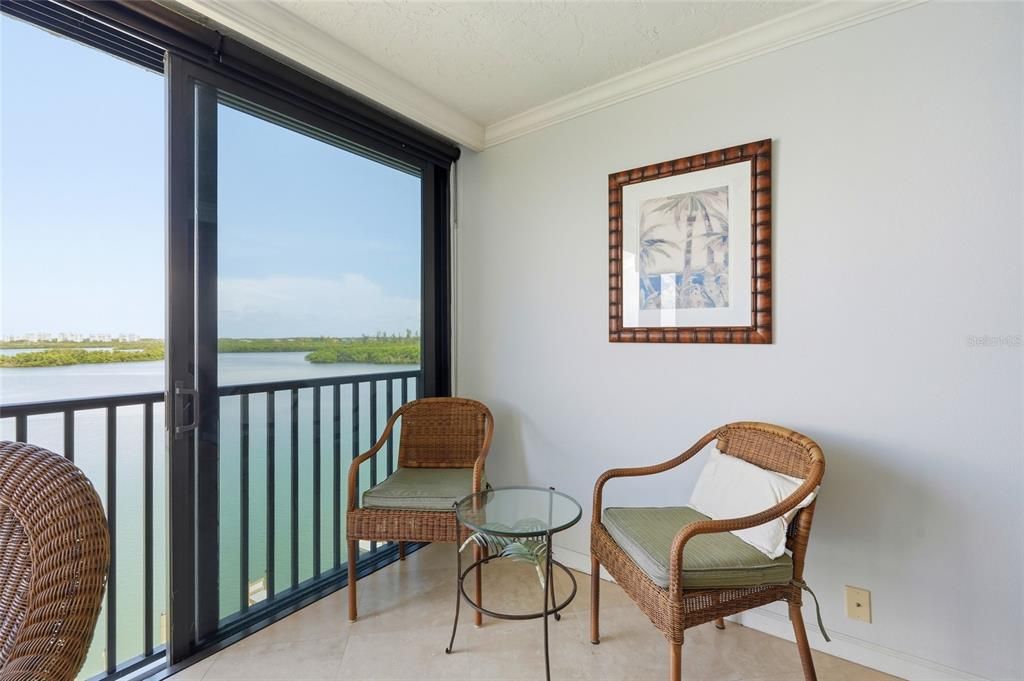 For Sale: $585,900 (2 beds, 2 baths, 1233 Square Feet)