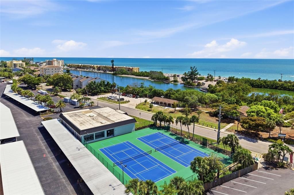 For Sale: $585,900 (2 beds, 2 baths, 1233 Square Feet)