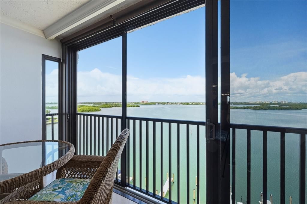 For Sale: $585,900 (2 beds, 2 baths, 1233 Square Feet)