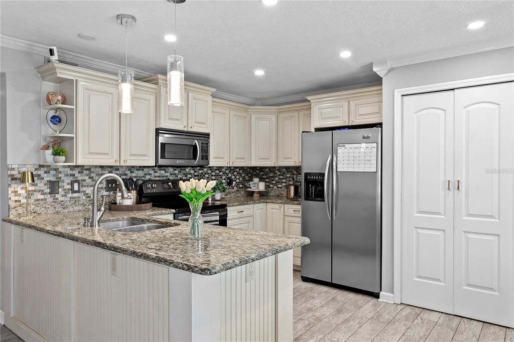 На продажу: $349,000 (2 спален, 1 ванн, 825 Квадратных фут)