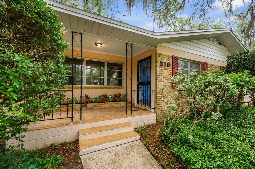 Active With Contract: $330,000 (3 beds, 2 baths, 1637 Square Feet)