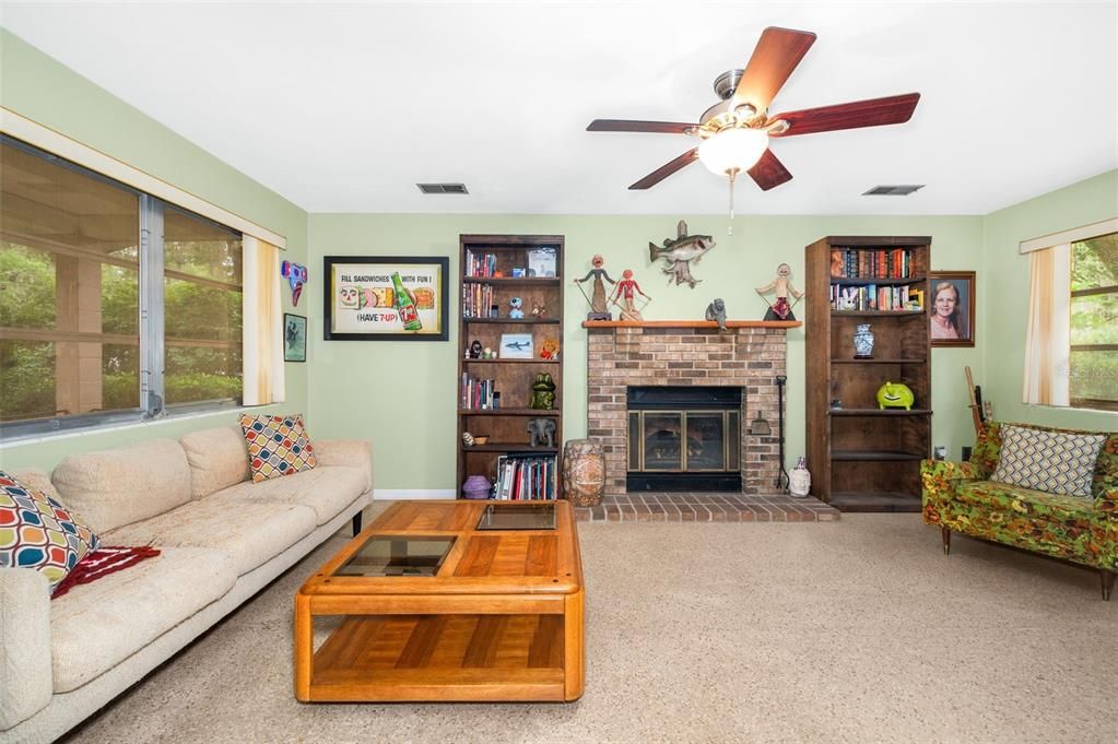 Active With Contract: $330,000 (3 beds, 2 baths, 1637 Square Feet)