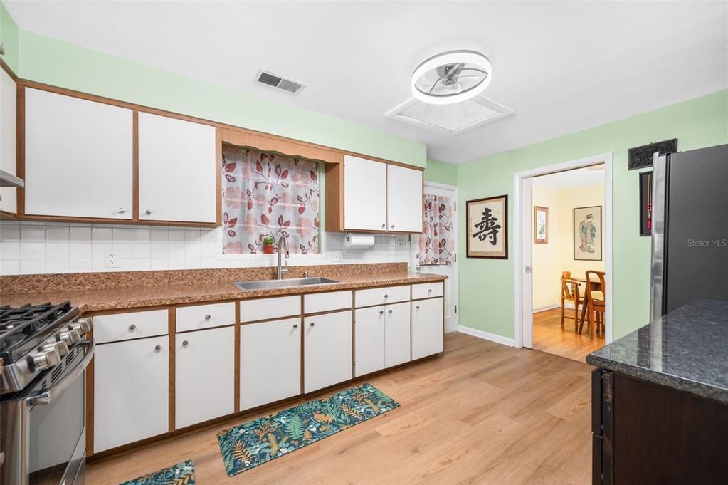 Active With Contract: $330,000 (3 beds, 2 baths, 1637 Square Feet)