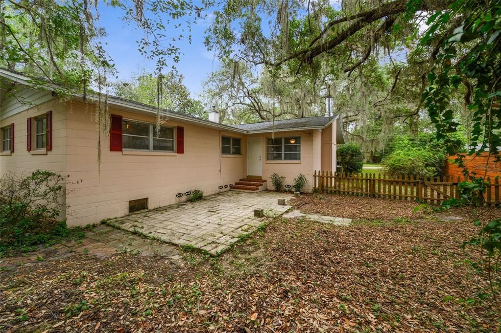 Active With Contract: $330,000 (3 beds, 2 baths, 1637 Square Feet)