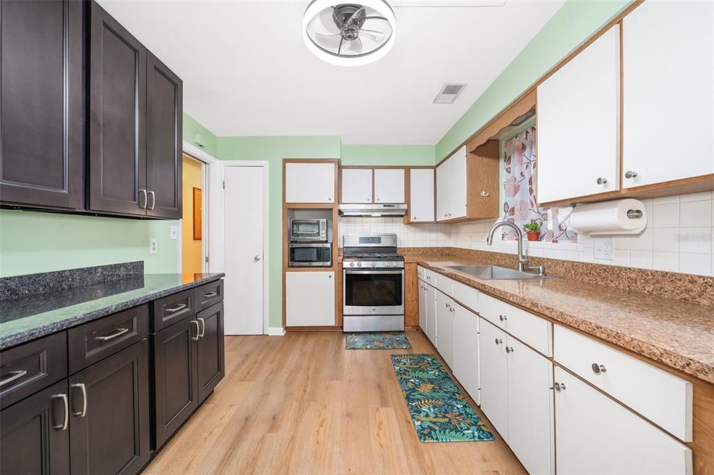 Active With Contract: $330,000 (3 beds, 2 baths, 1637 Square Feet)