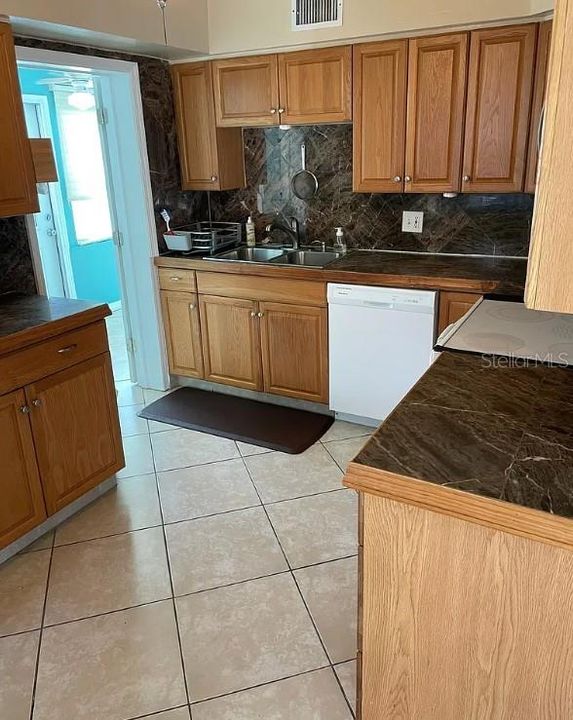 В аренду: $2,250 (2 спален, 1 ванн, 852 Квадратных фут)