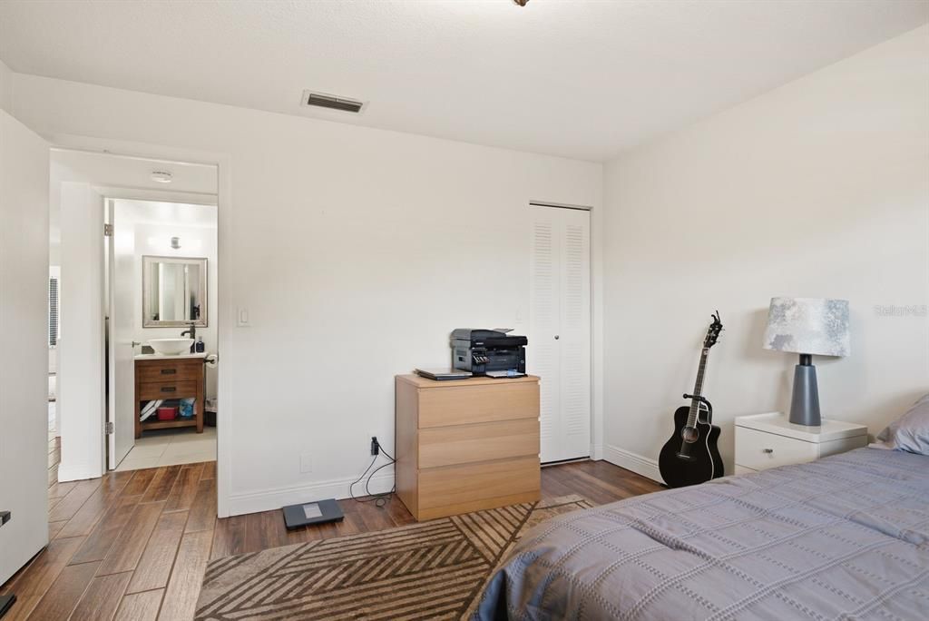 For Sale: $190,000 (2 beds, 2 baths, 1068 Square Feet)