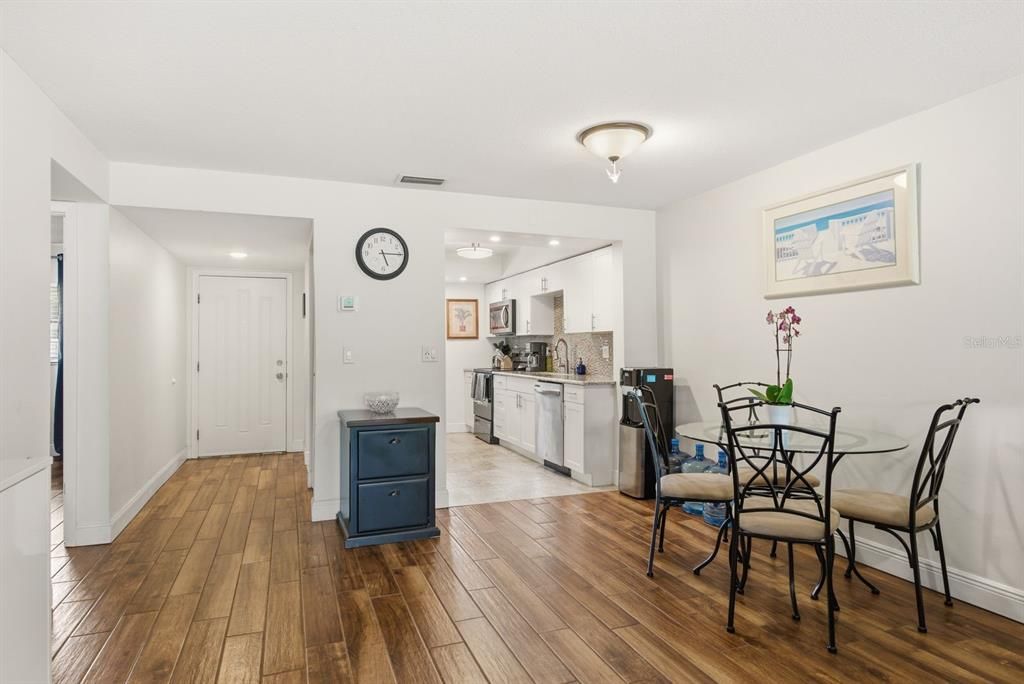 For Sale: $190,000 (2 beds, 2 baths, 1068 Square Feet)