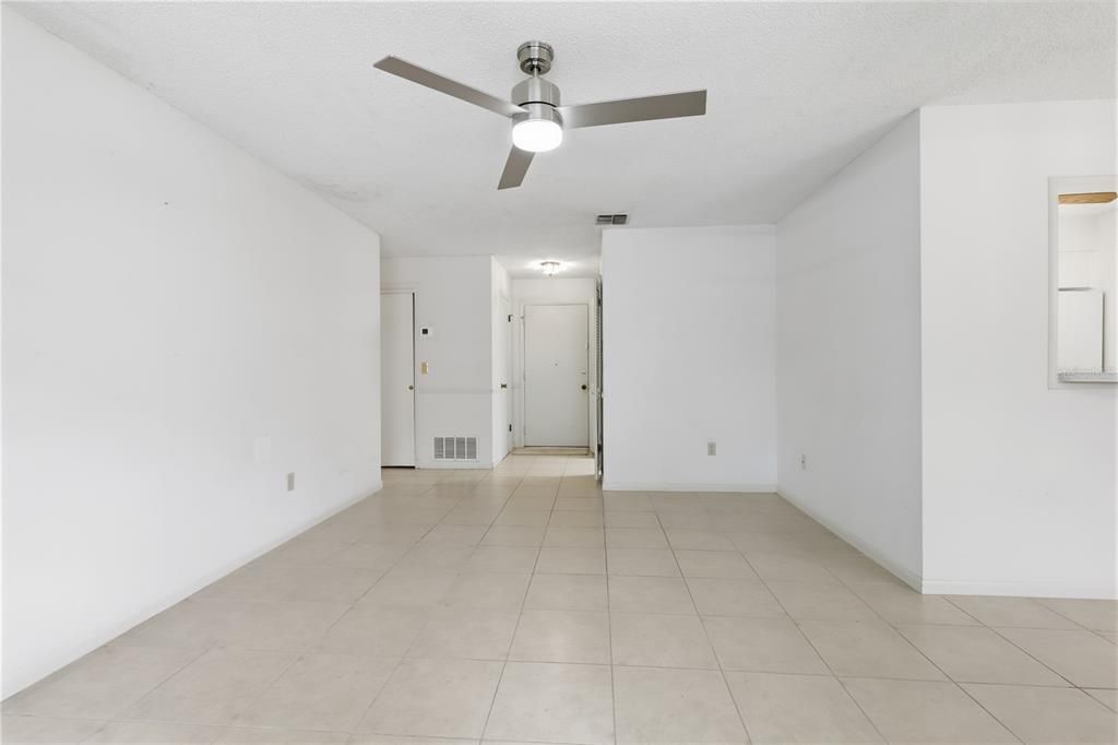 Activo con contrato: $359,900 (3 camas, 2 baños, 1508 Pies cuadrados)