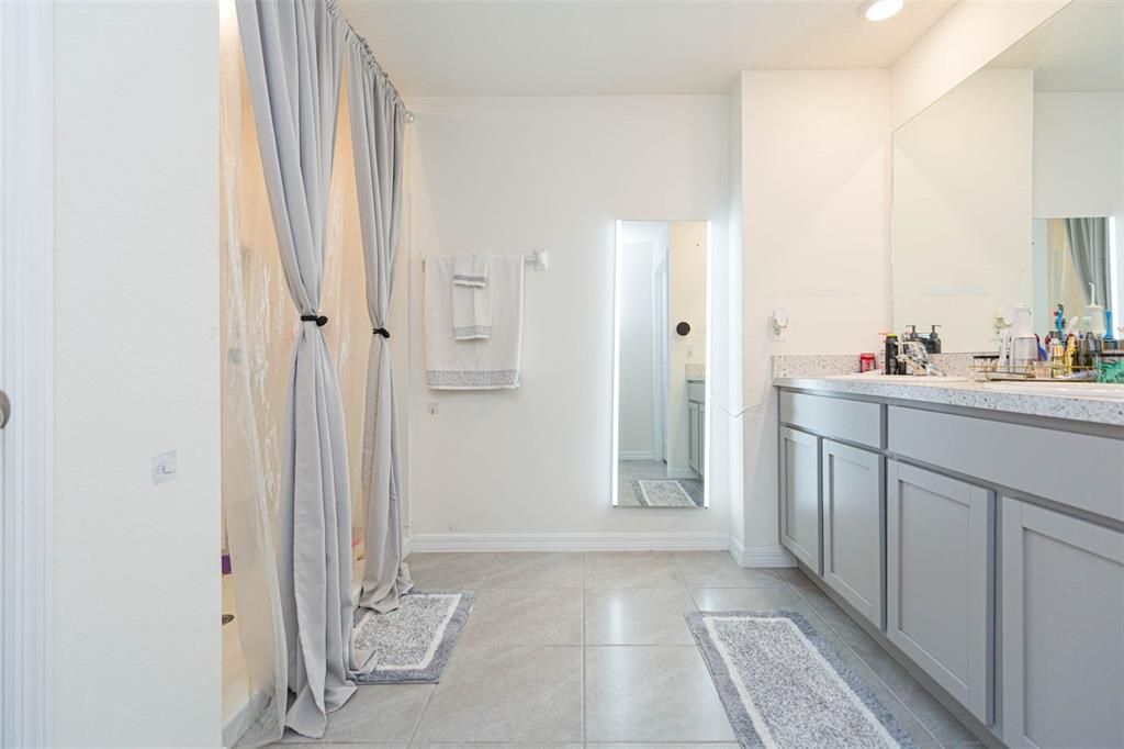 For Rent: $2,700 (5 beds, 3 baths, 2505 Square Feet)