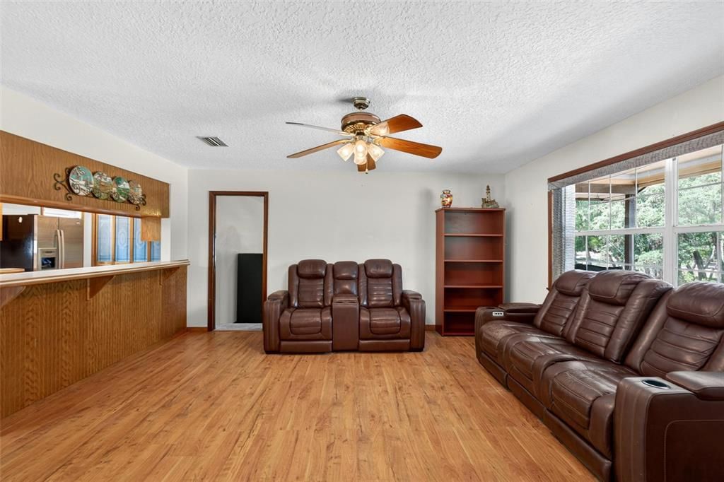 For Sale: $499,900 (3 beds, 2 baths, 1749 Square Feet)