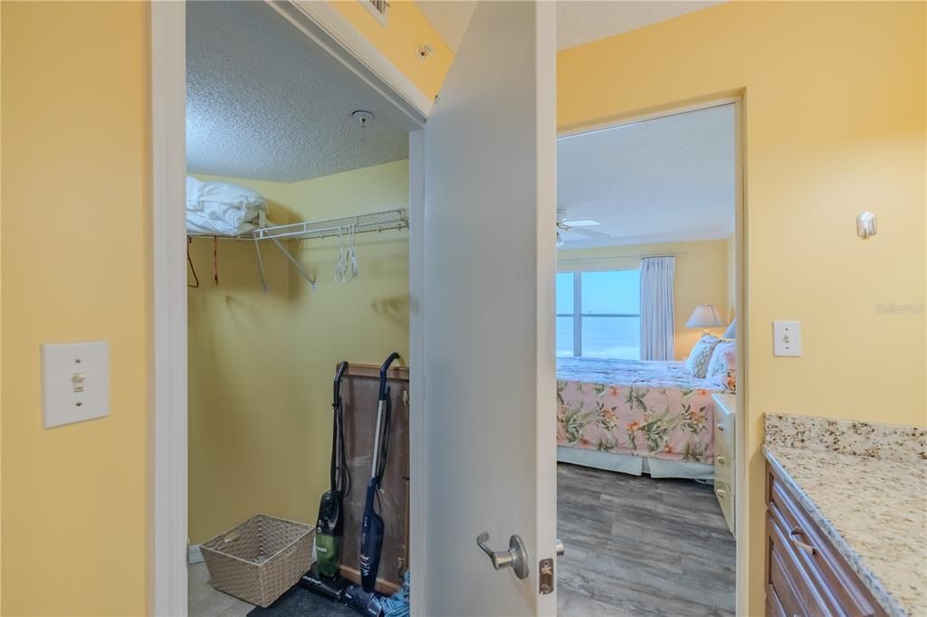 For Sale: $449,995 (2 beds, 2 baths, 1200 Square Feet)